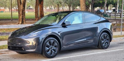 Tesla Model Y 2025