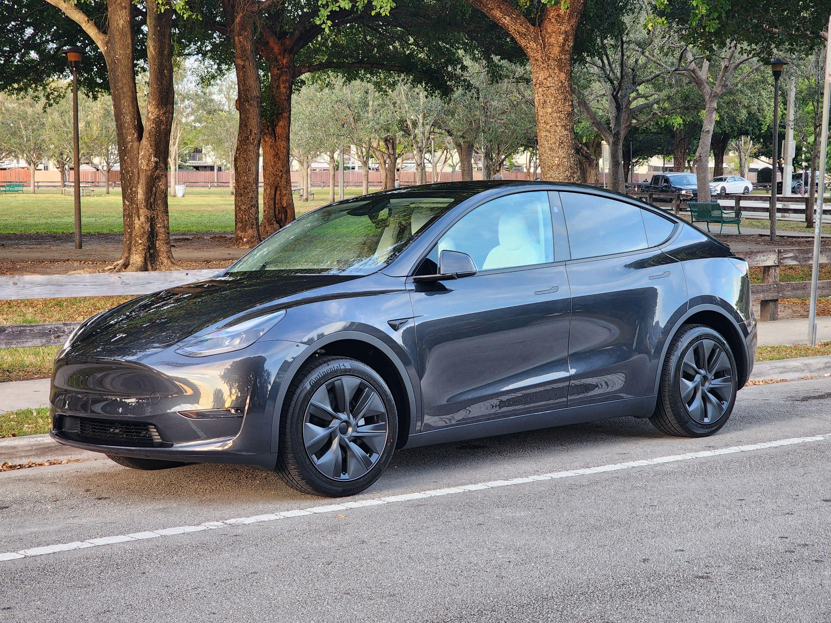 Tesla Model Y 2025 in Tampa, FL