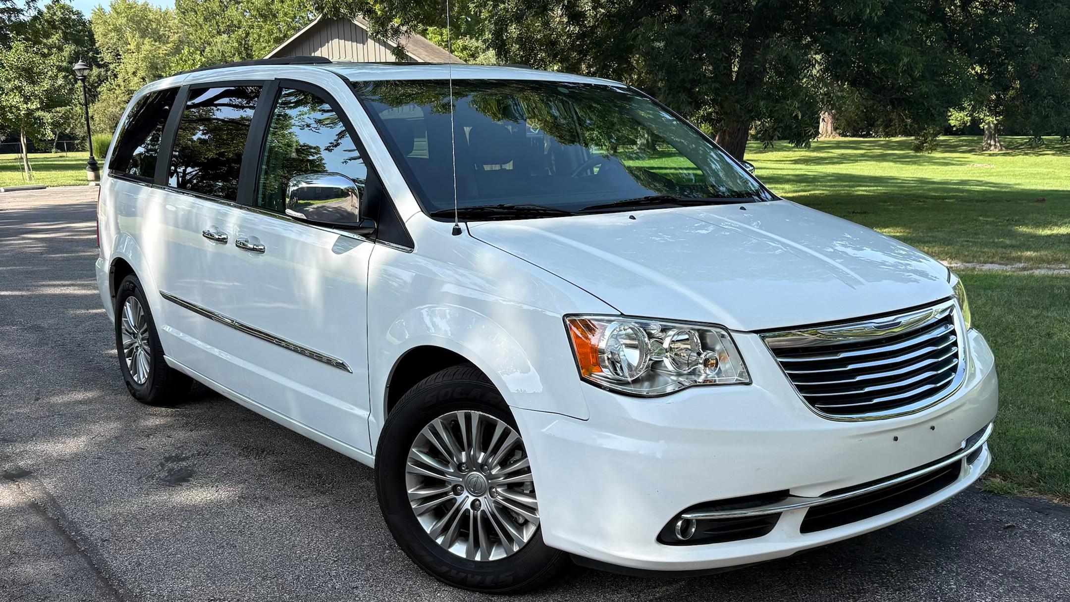 Chrysler Town & Country 2016 in Kansas City, MO