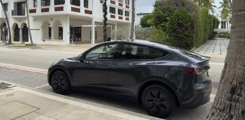 Tesla Model Y 2025
