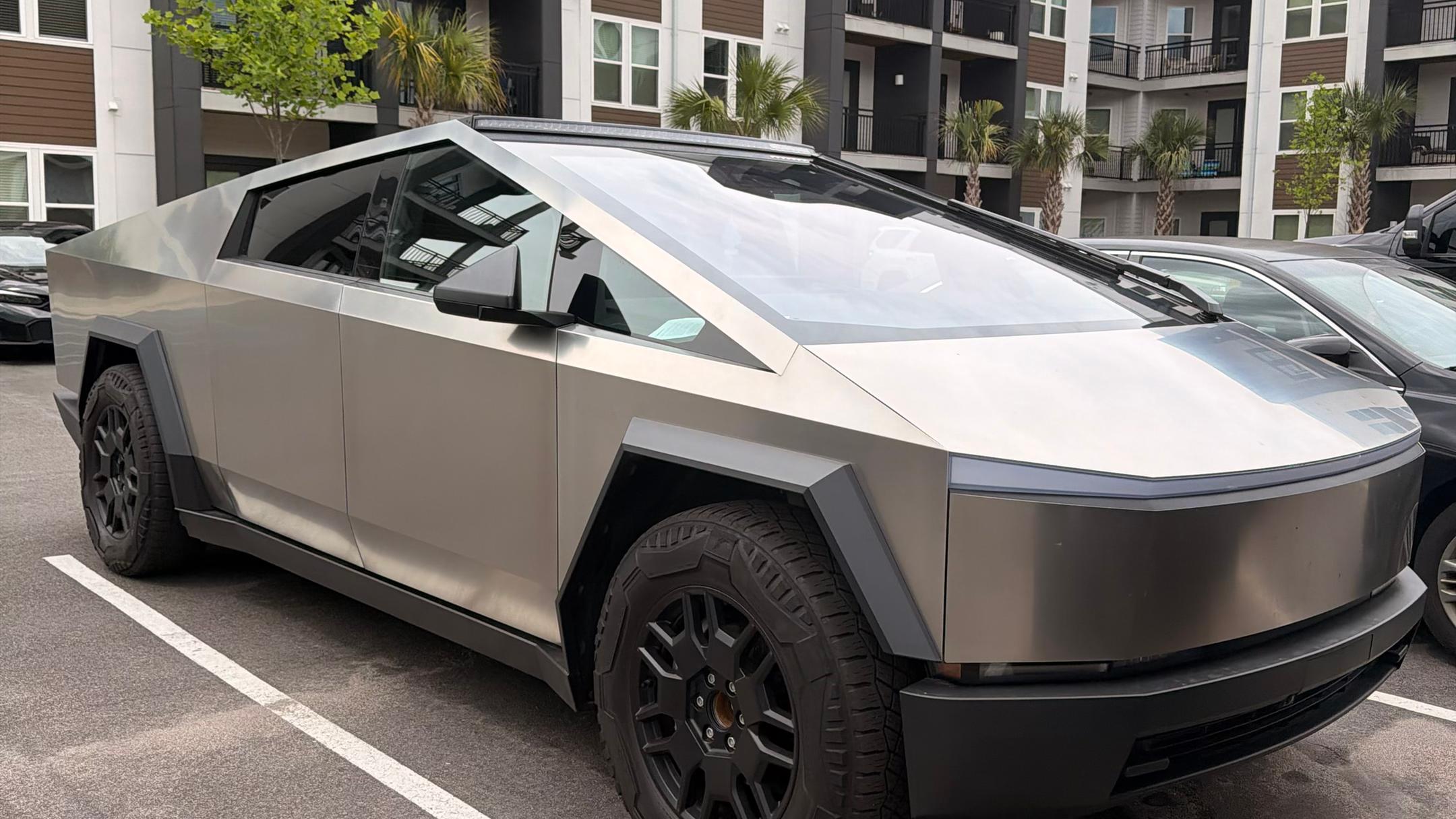 Tesla Cybertruck 2024 in Summerville, SC