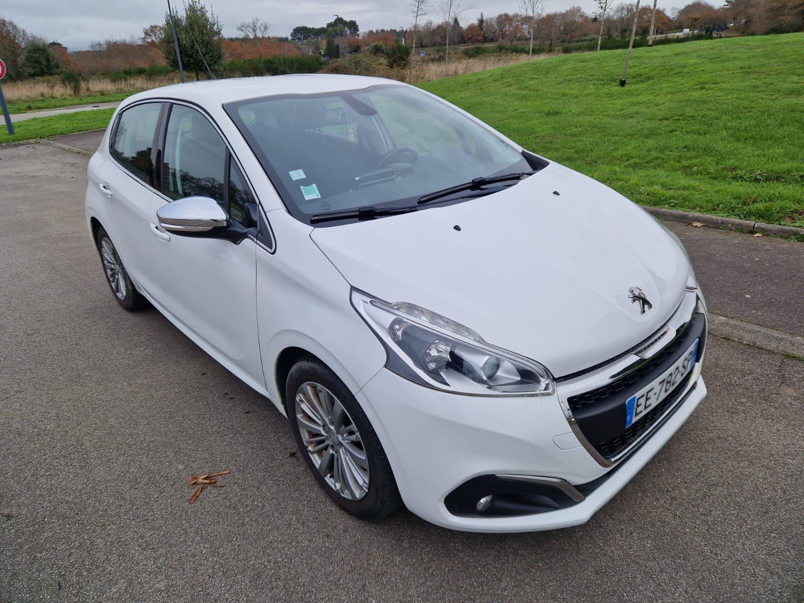 Peugeot 208 2016 à Auray