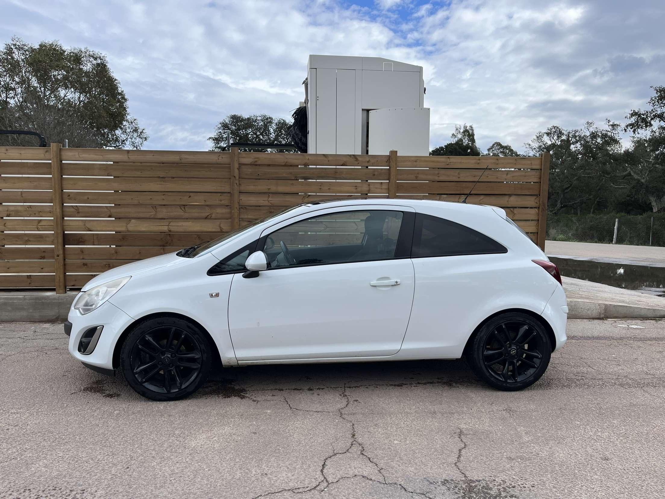 Opel CORSA 2011 à Furiani