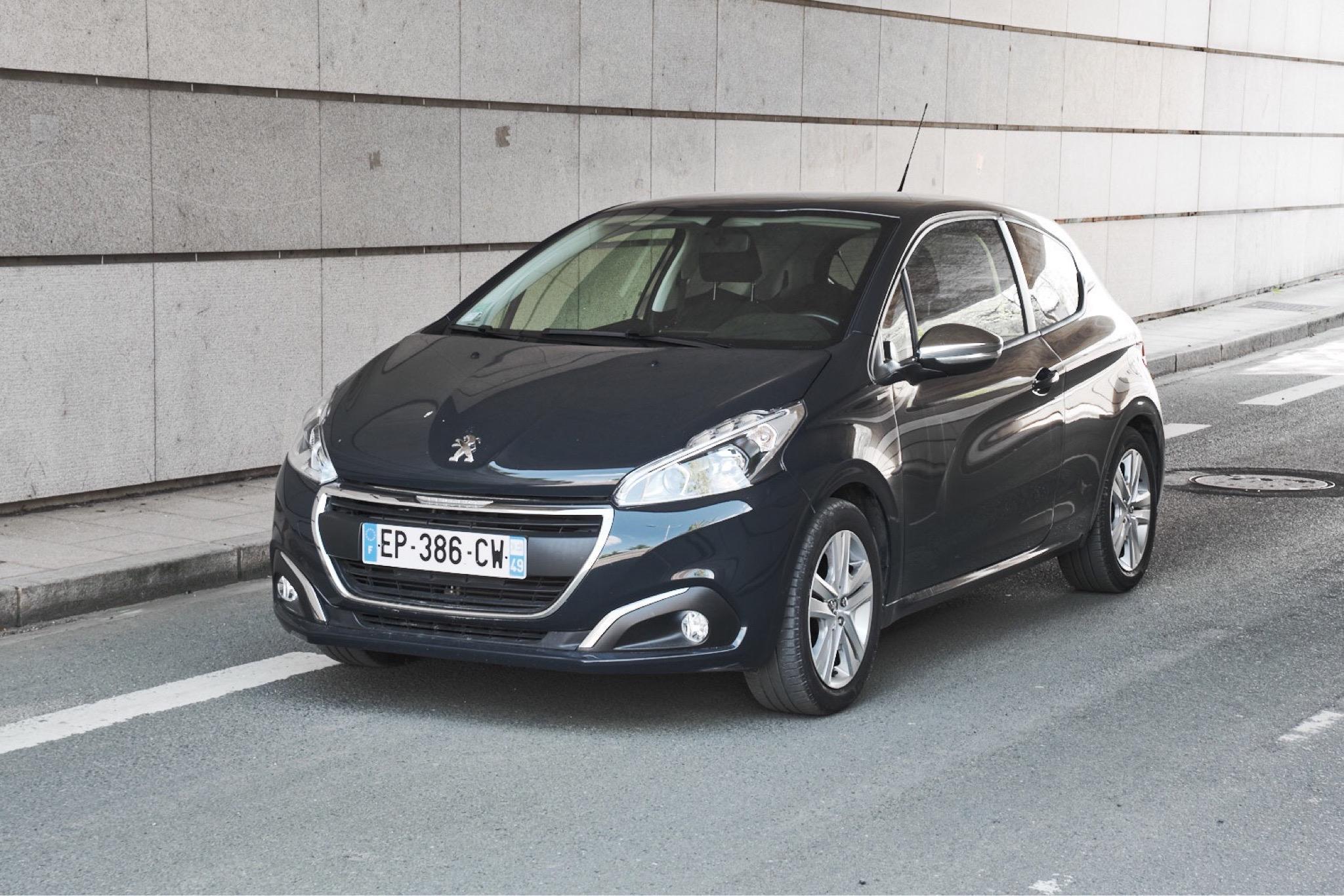 Peugeot 208 2017 à Colombes