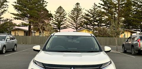 Mitsubishi OUTLANDER 2024