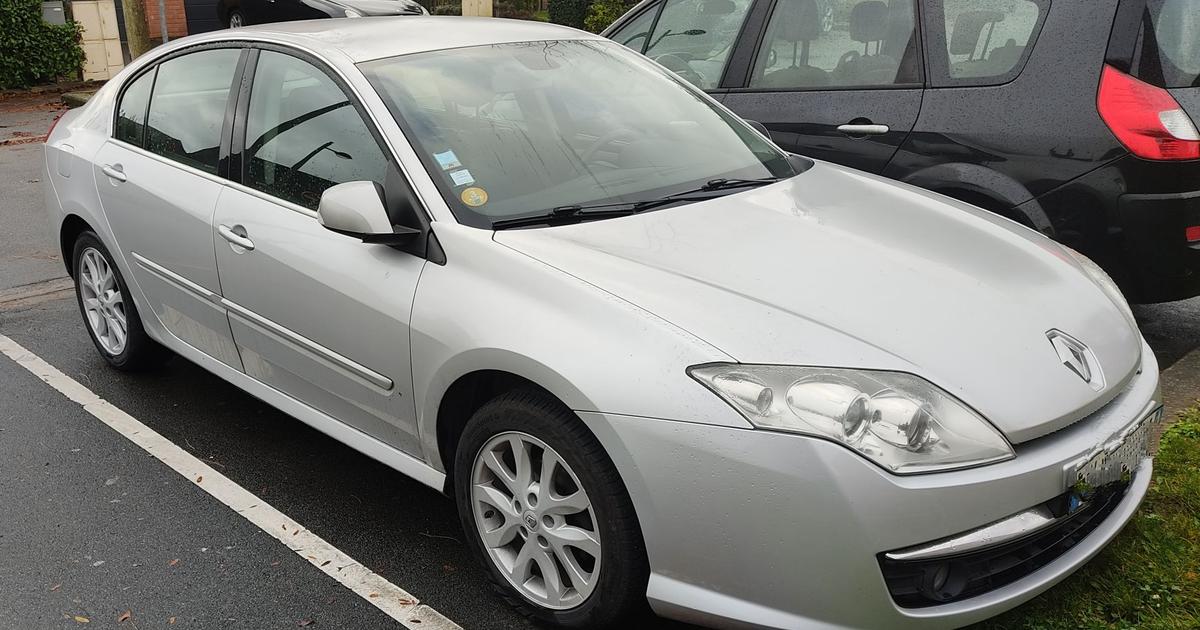 Renault LAGUNA III 2008 rental in HéninBeaumont, HAUTSDEFRANCE by