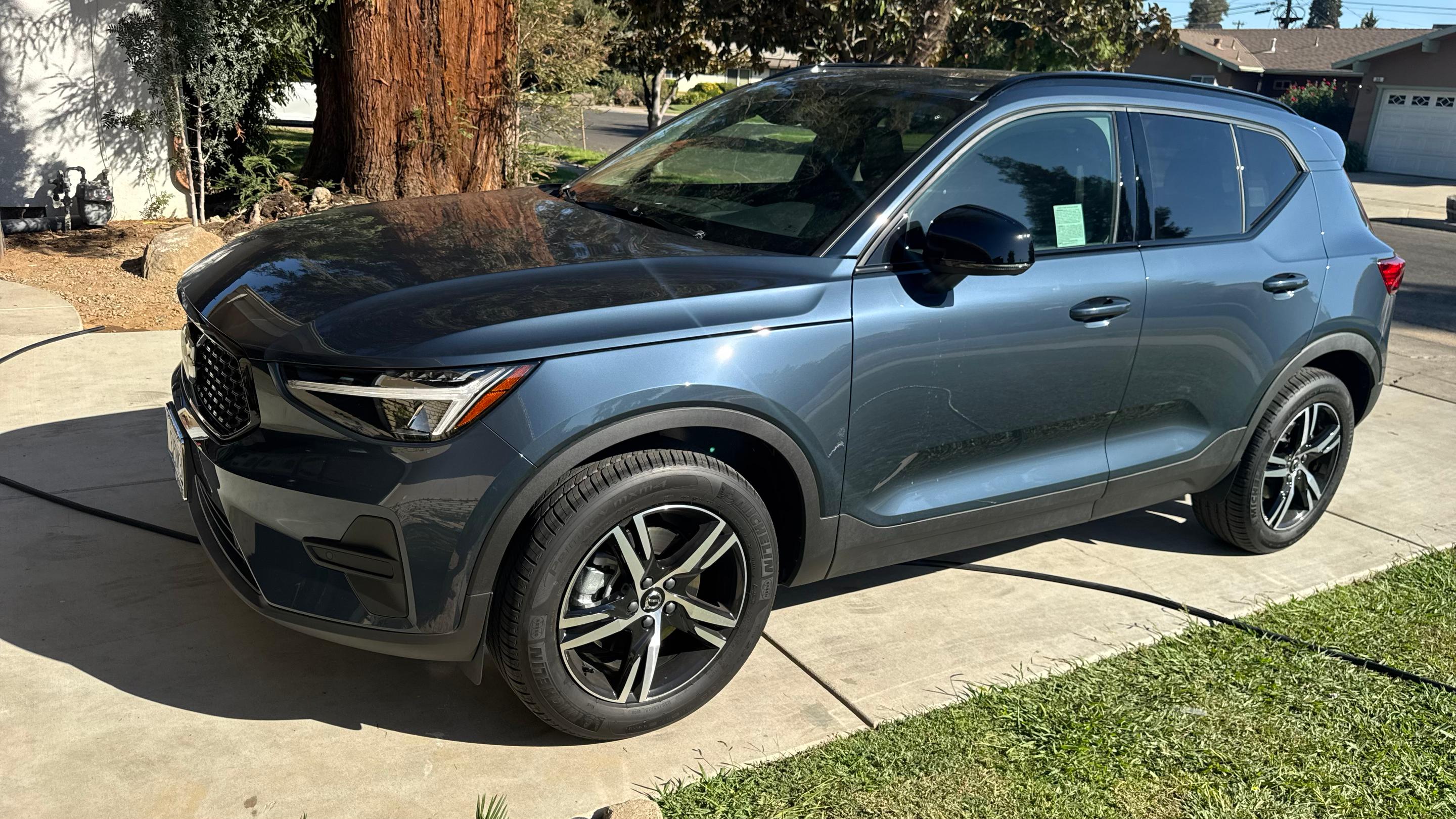 Volvo XC40 2026 in Fresno, CA