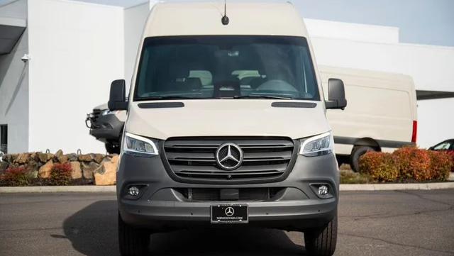 Mercedes-Benz Sprinter Crew 2024 in Lathrop, CA