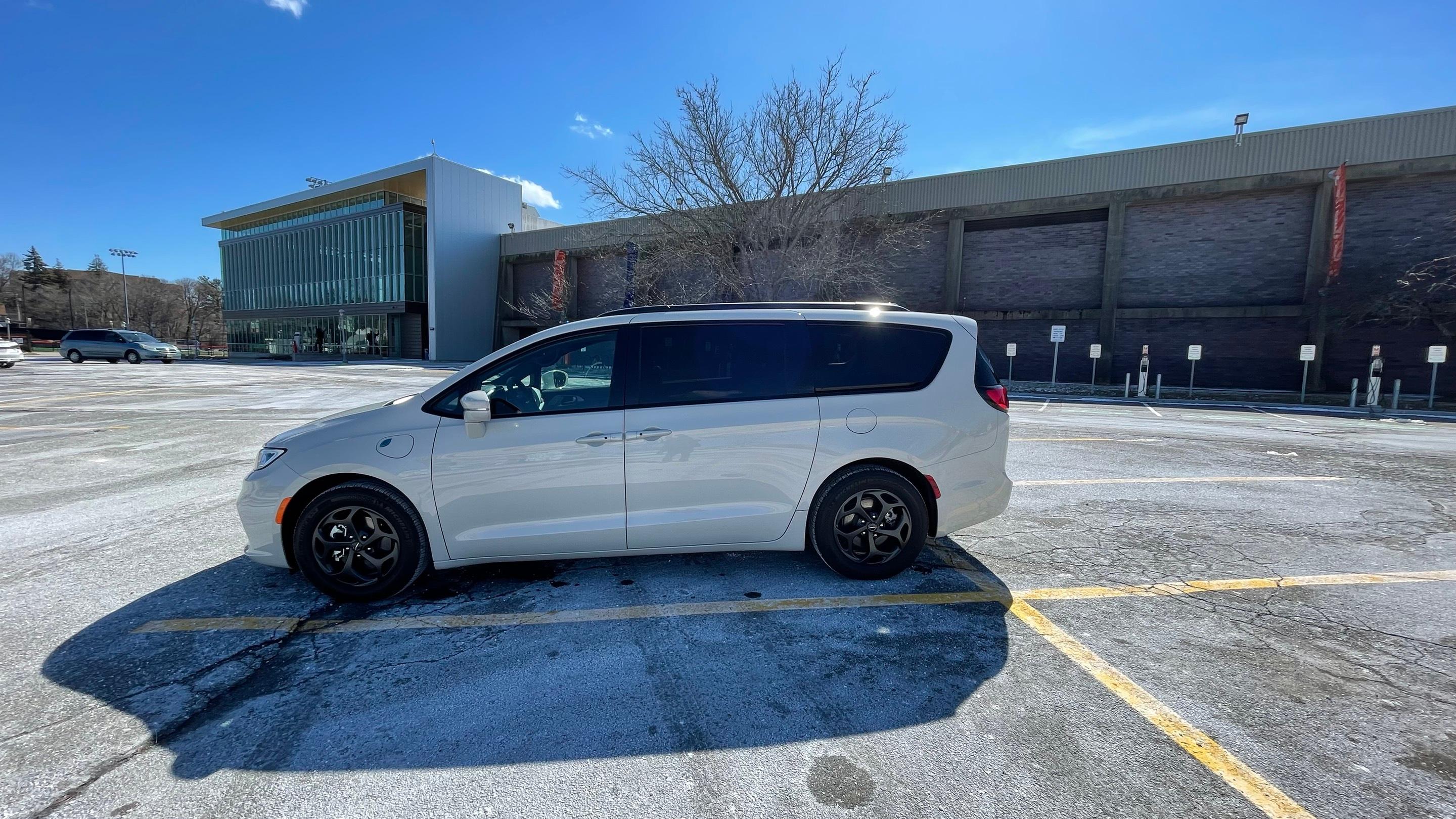Chrysler Pacifica 2021 in Boston, MA