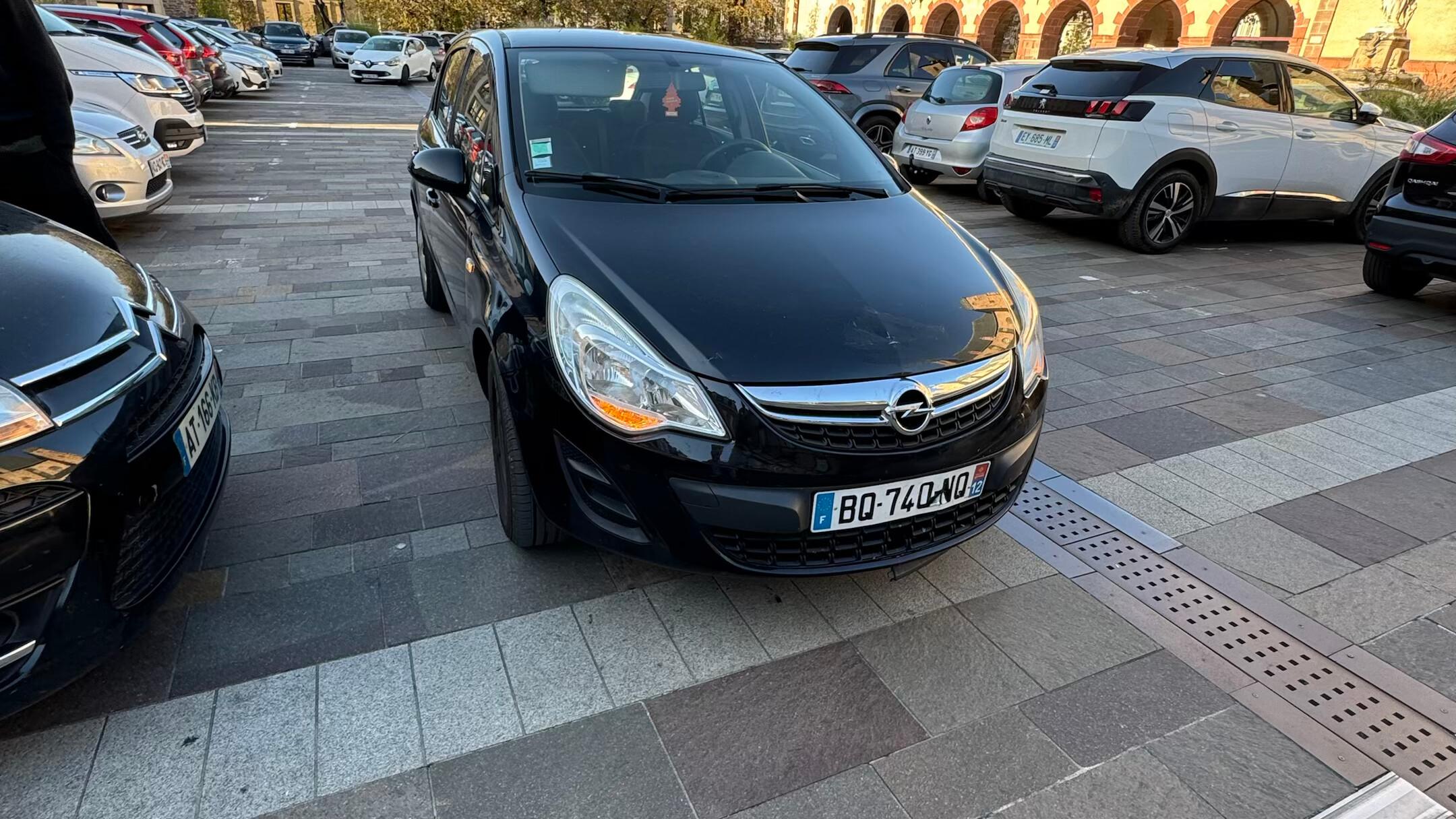 Opel CORSA 2011 à Onet-le-Château