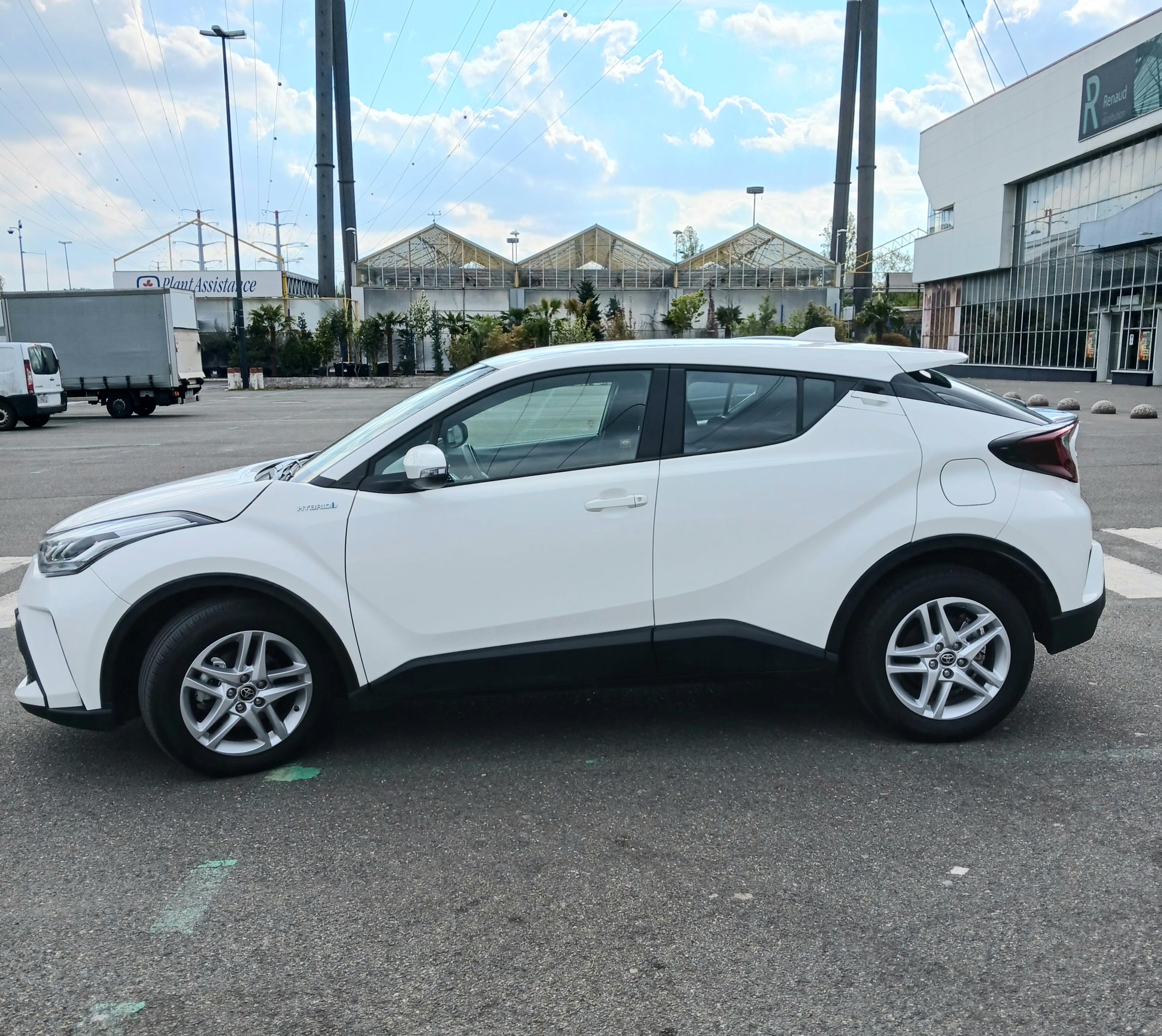 Toyota C-HR HYBRIDE 2021 in Massy
