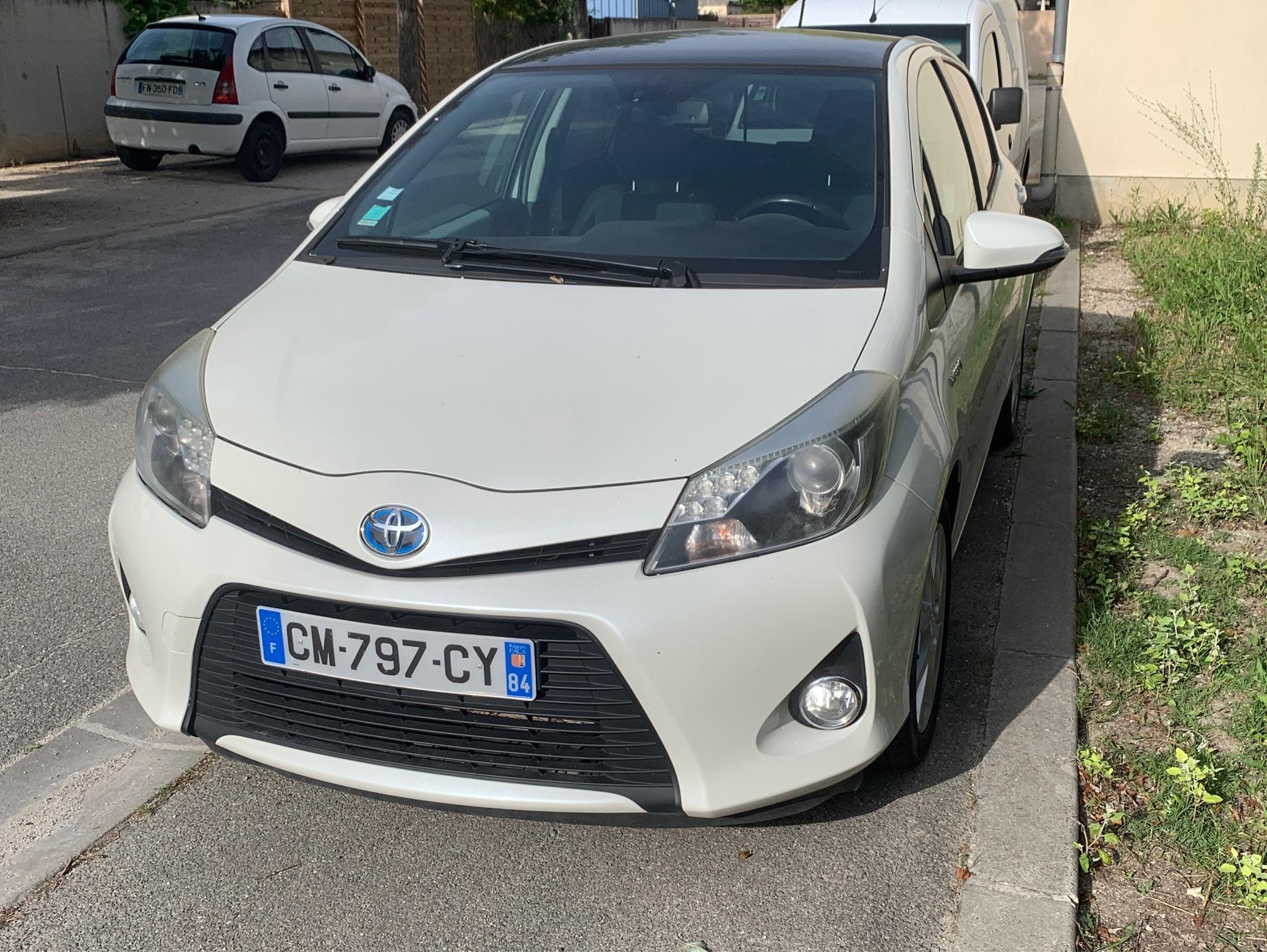 Toyota YARIS 2012 à L'Isle-sur-la-Sorgue