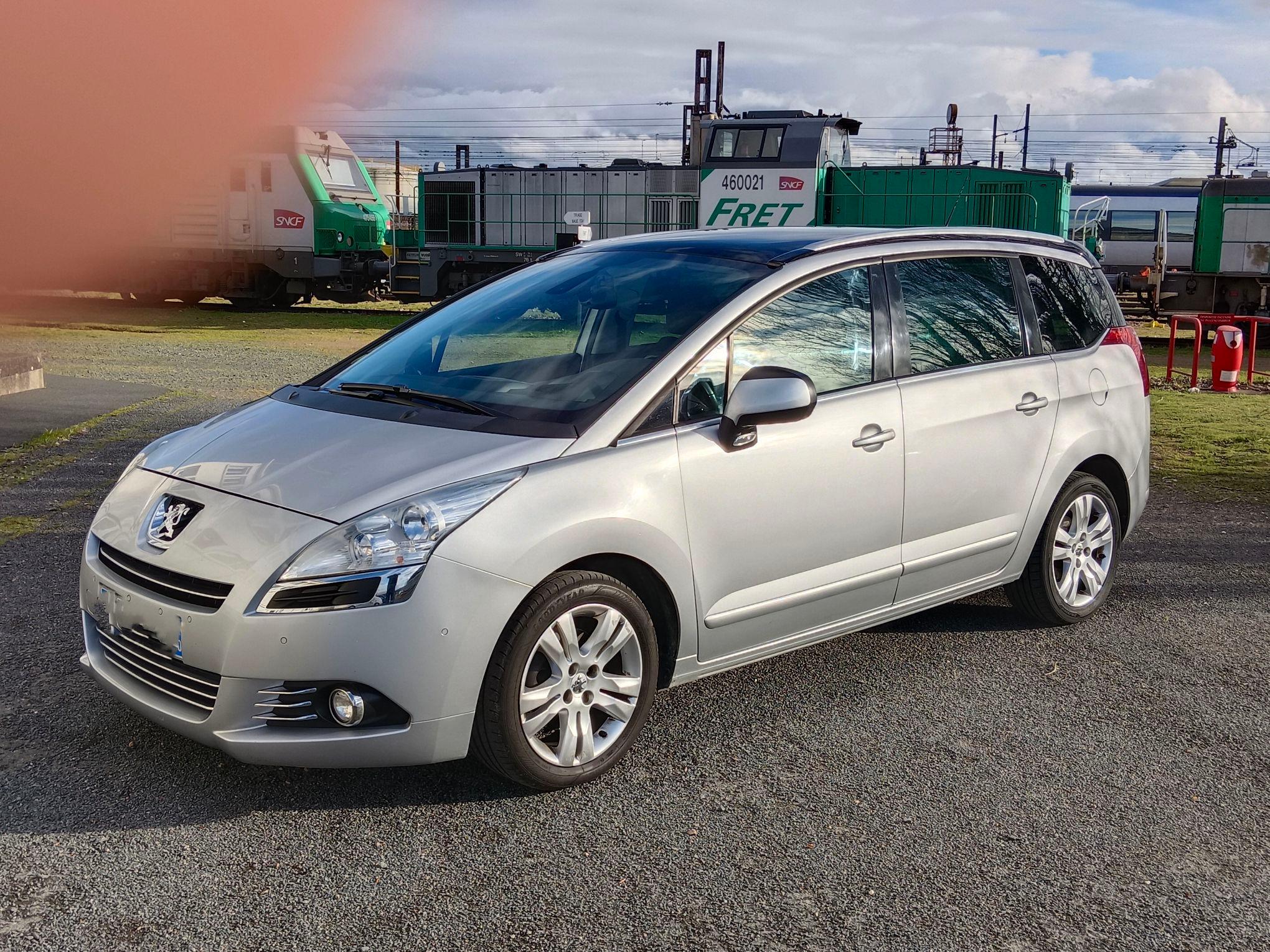Peugeot 5008 2012 à Saint-Pierre-des-Corps