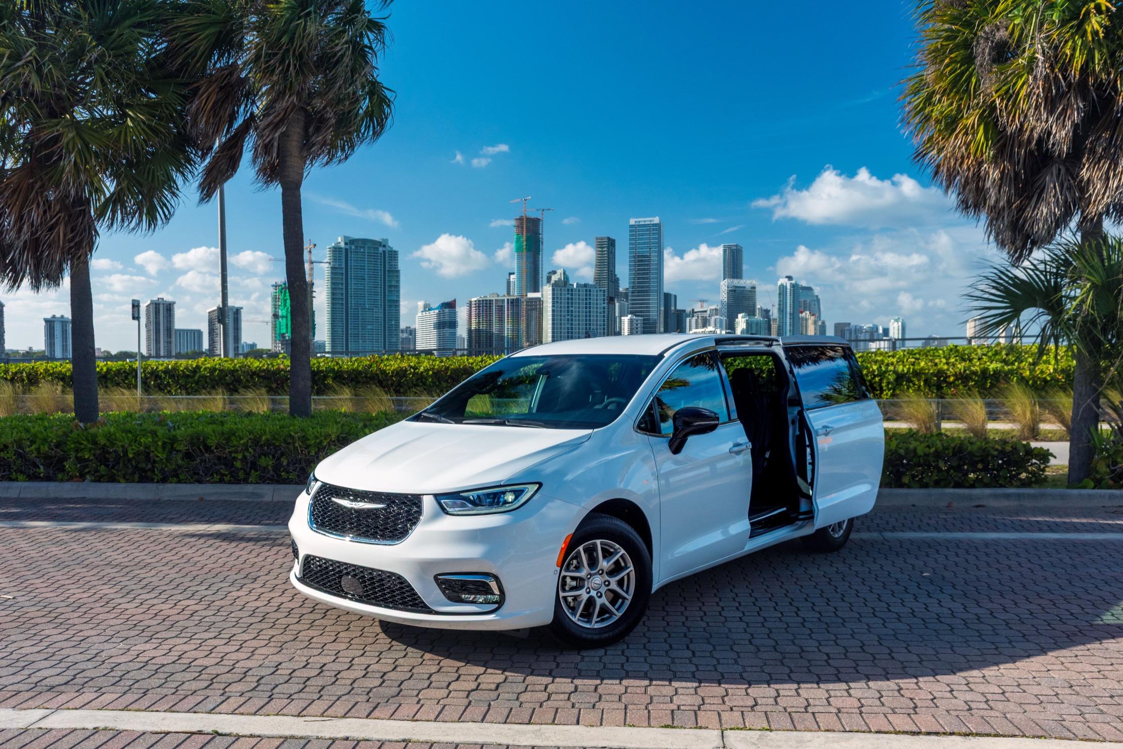 Chrysler Pacifica 2026 in Hialeah, FL
