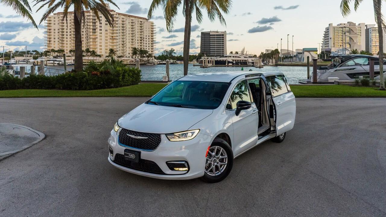 Chrysler Pacifica 2023 in Hollywood, FL