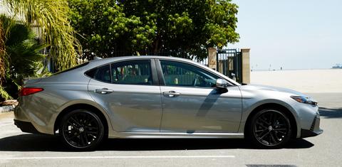 Toyota Camry Hybrid 2026