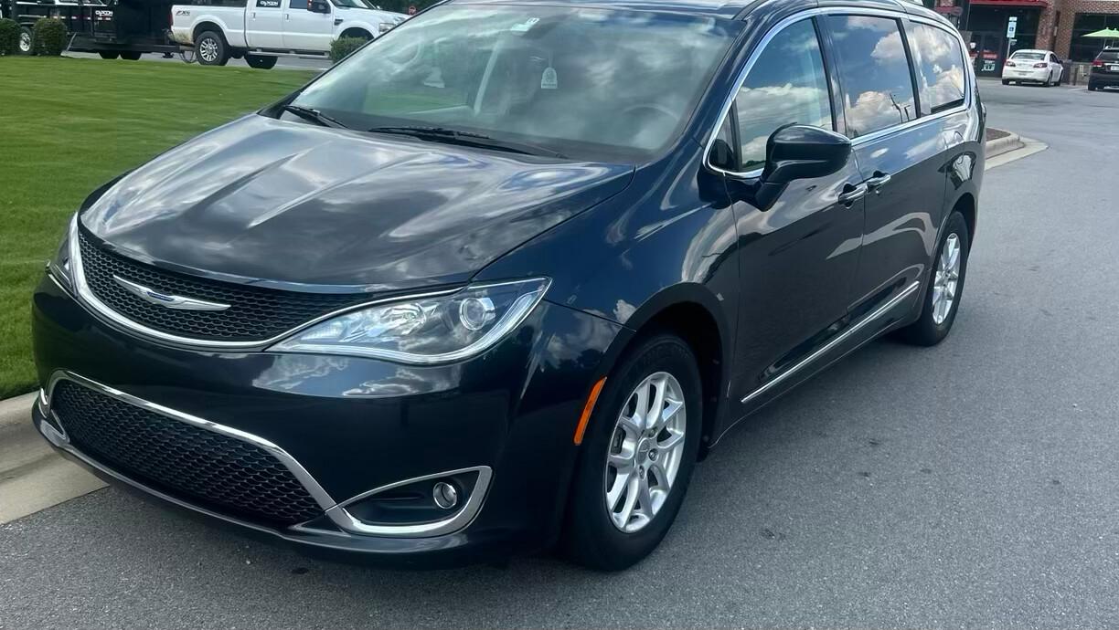 Chrysler Pacifica 2020 in Holly Springs, NC