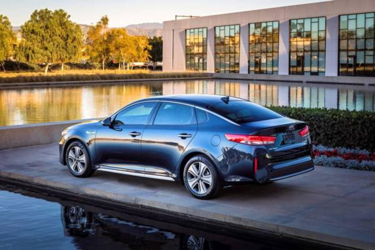 Kia Optima Hybrid 2017 in Coquitlam, BC