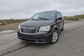 Chrysler Town & Country 2016 in Calgary