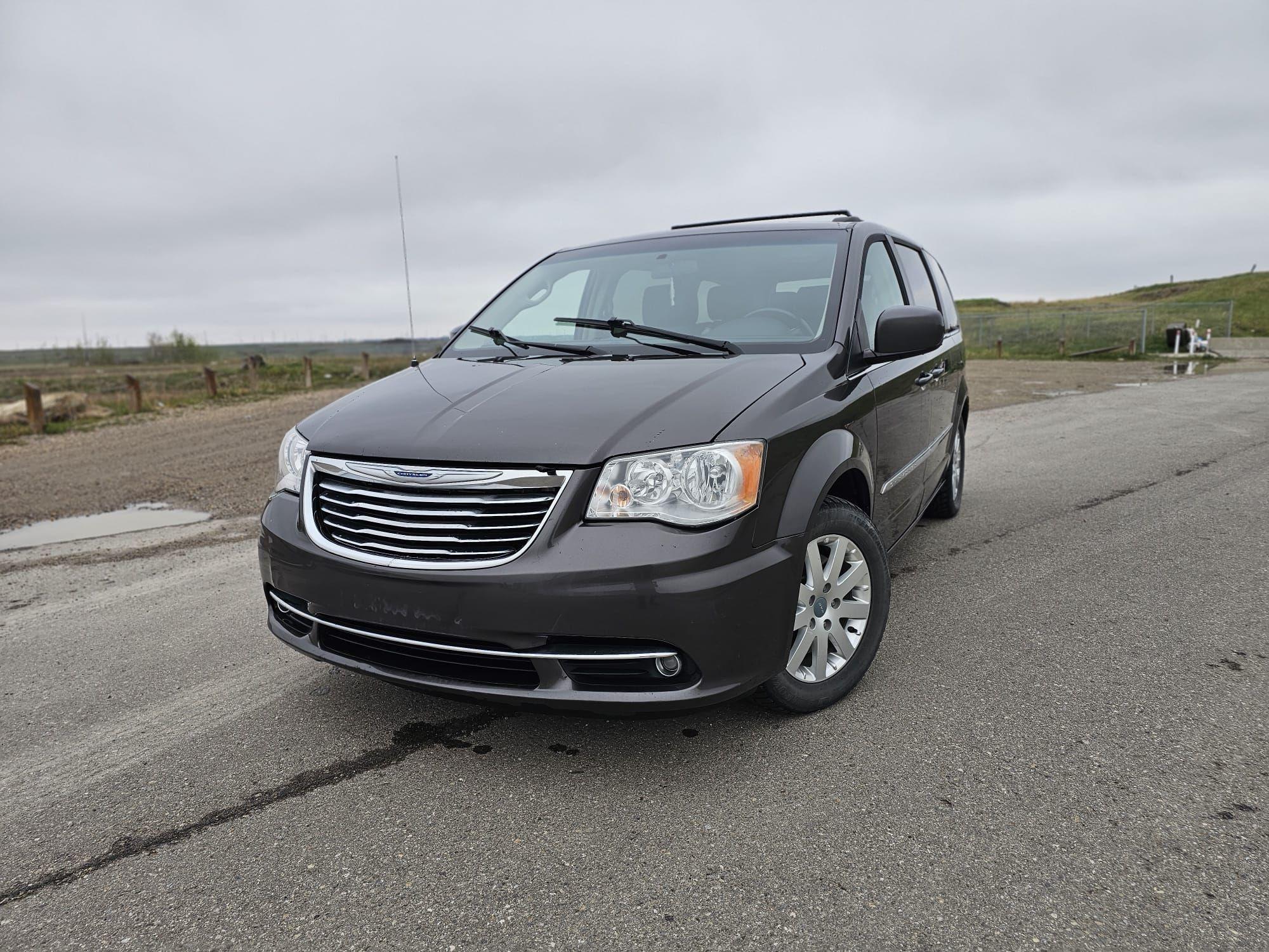 Chrysler Town & Country 2016 in Calgary, AB