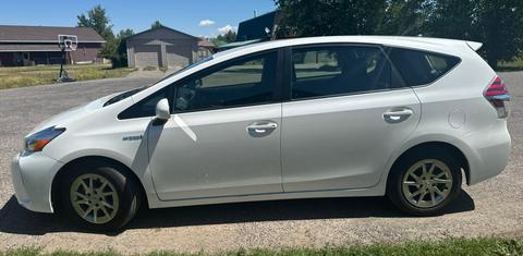Toyota Prius v 2017