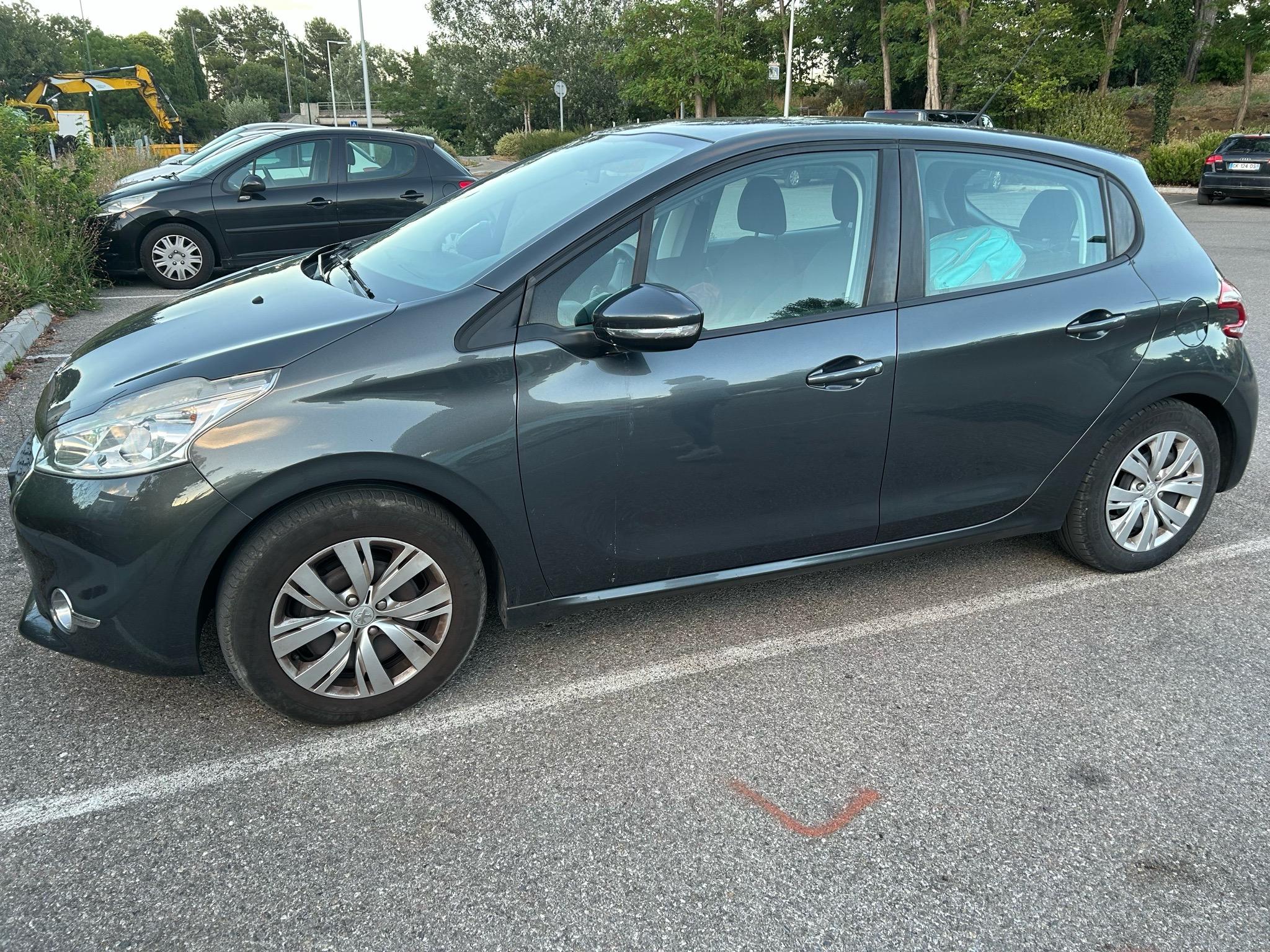 Peugeot 208 2013 in Carqueiranne