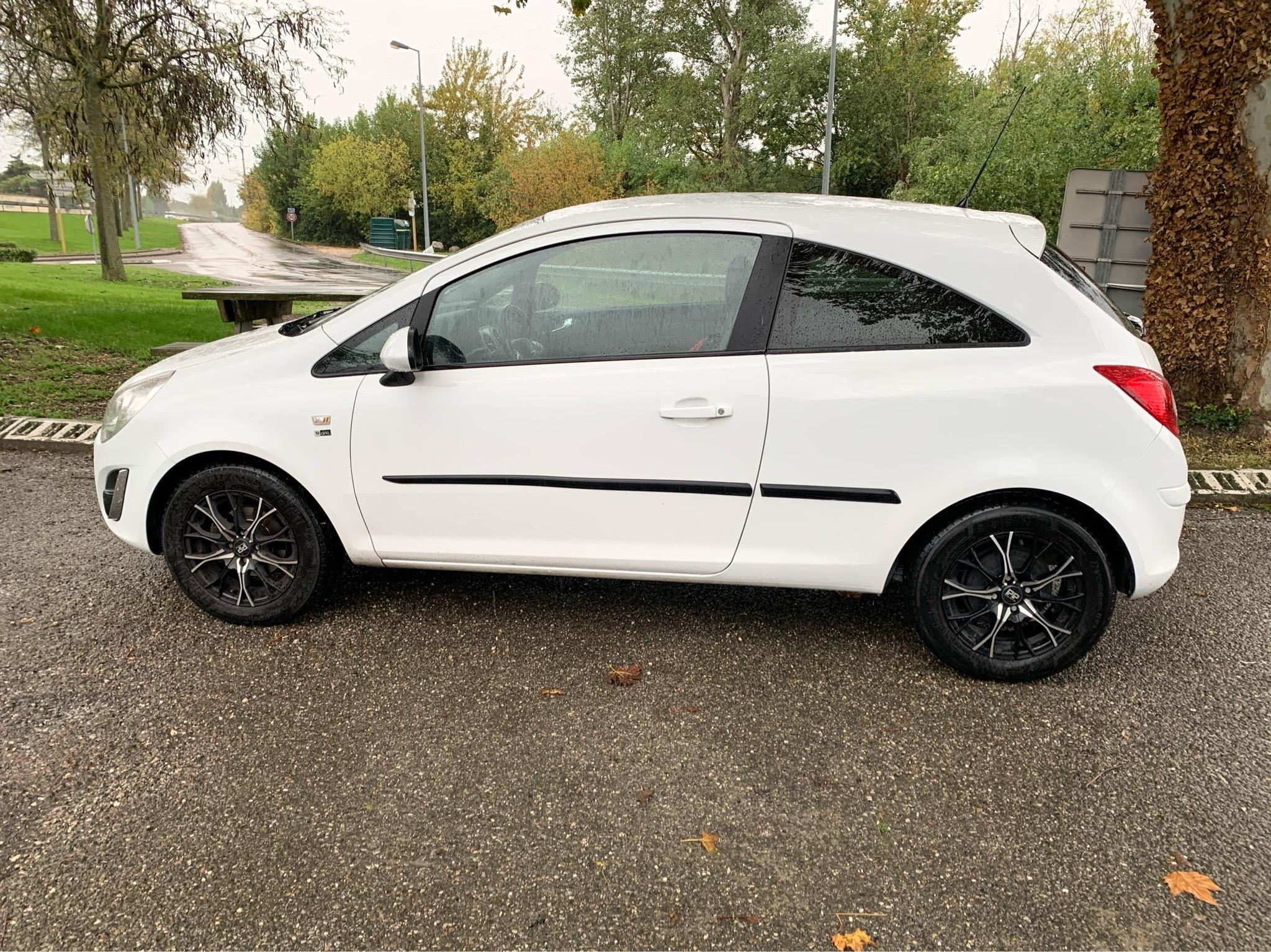 Opel CORSA 2012 à Velleron