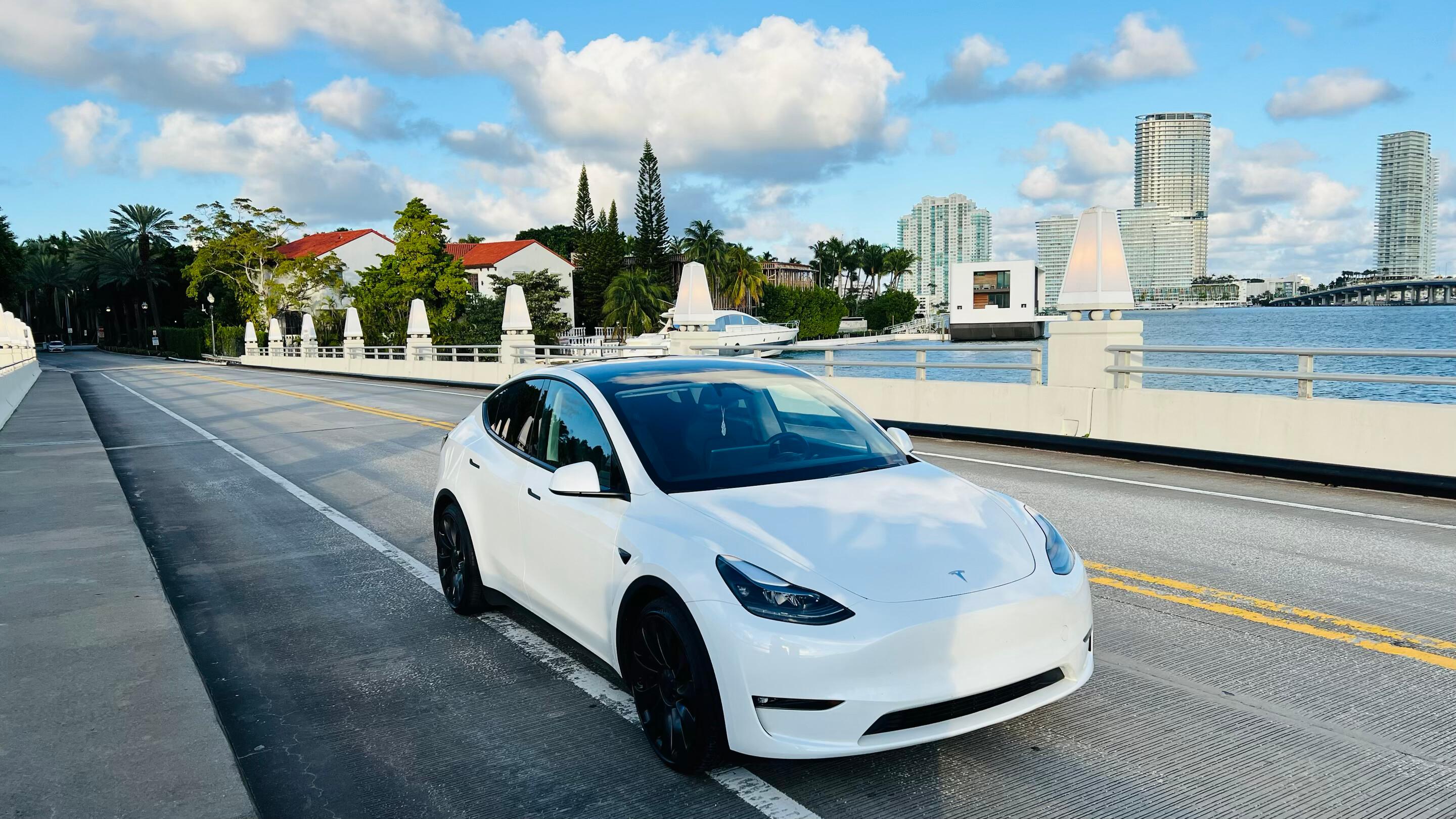 Tesla Model Y 2023 in Miami, FL