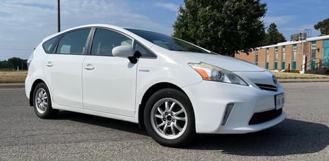 Toyota Prius v 2013