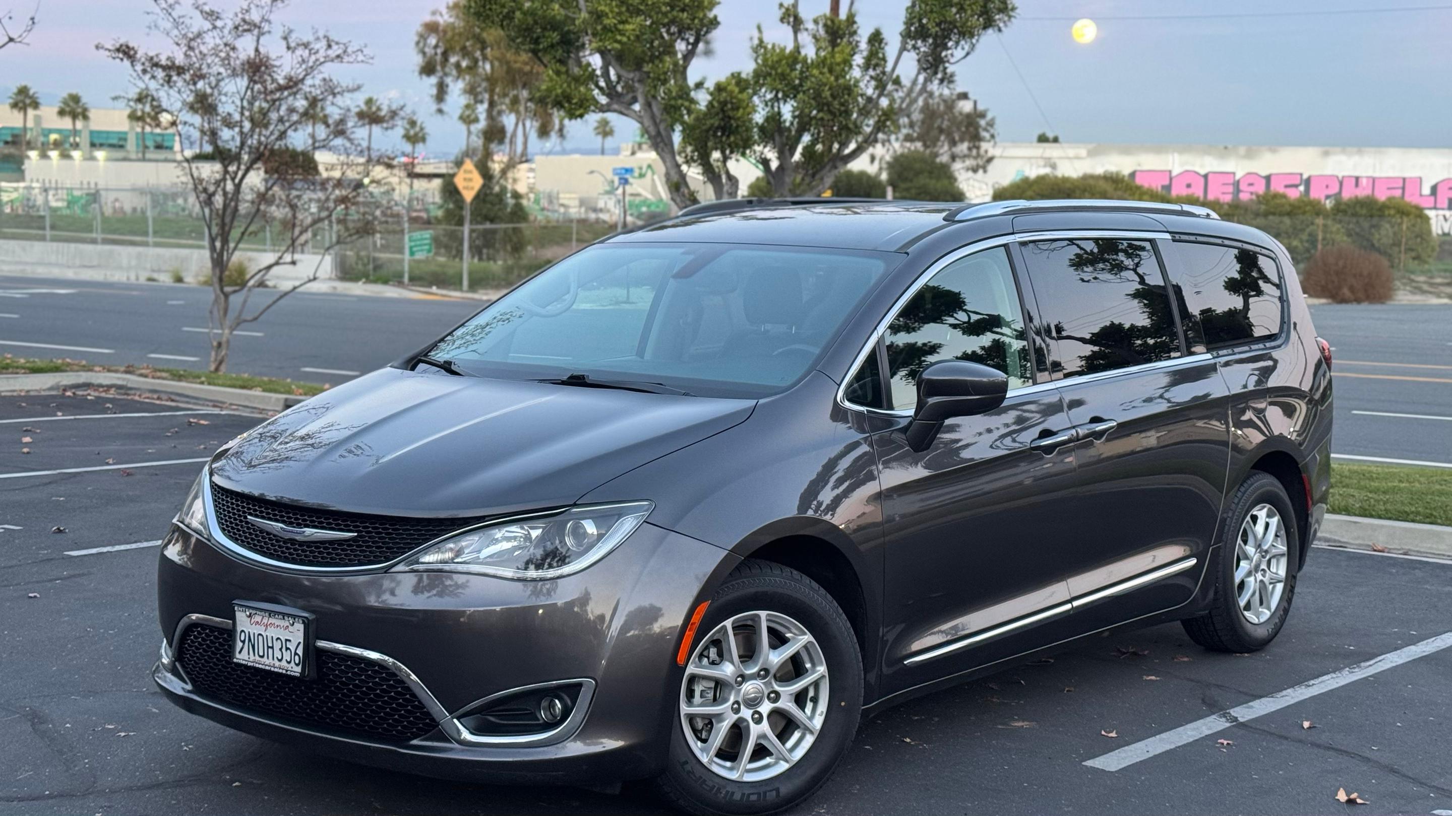 Chrysler Pacifica 2020 in Long Beach, CA