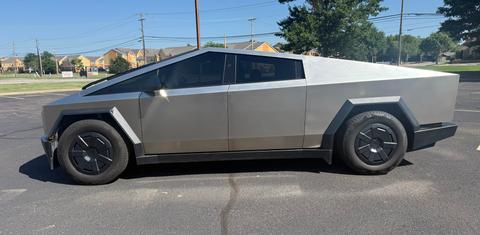 Tesla Cybertruck 2025