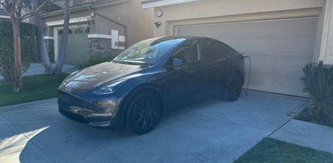 Tesla Model Y 2025