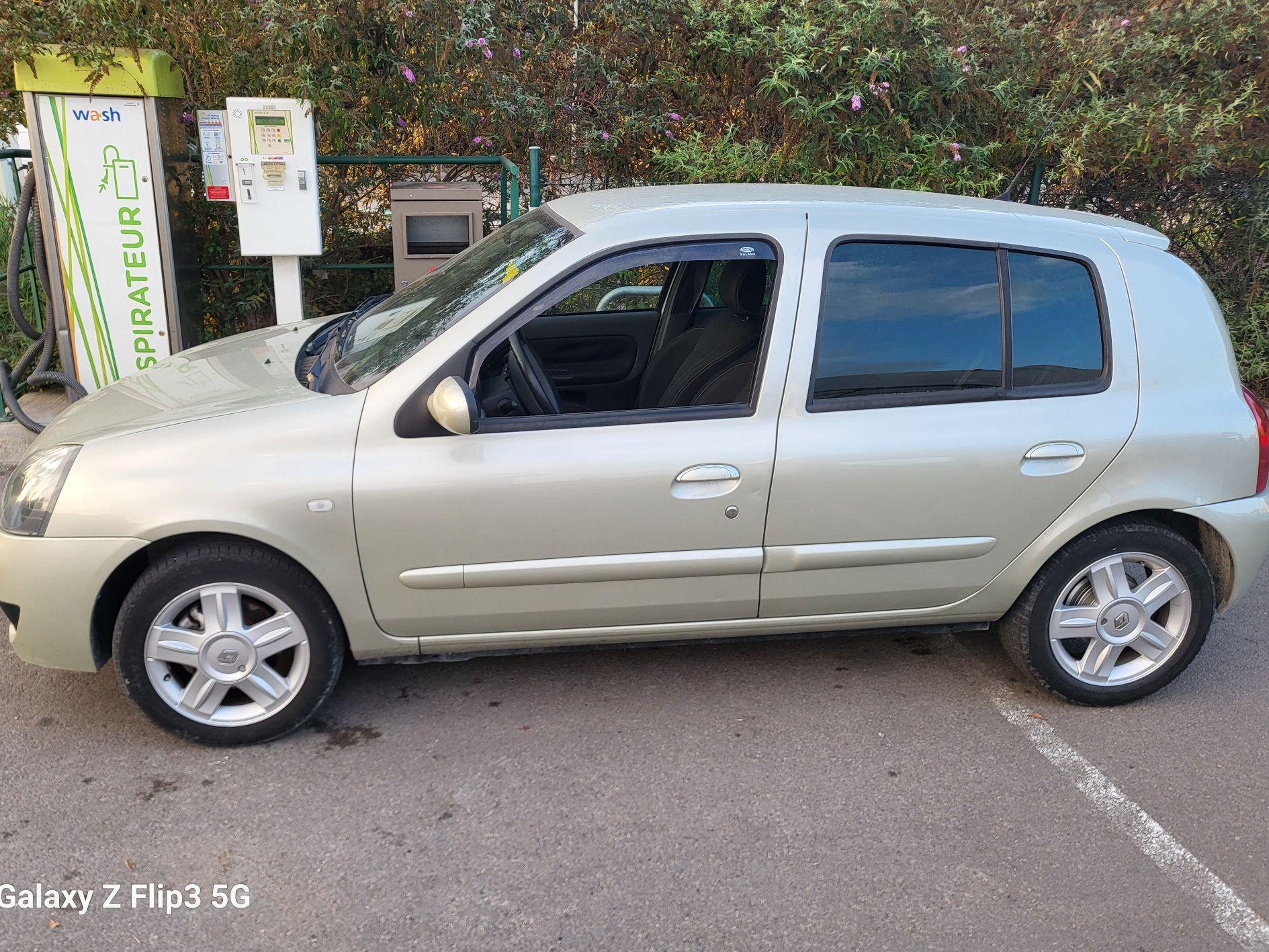 Renault CLIO II 2008 à Saint-Martin-de-Crau