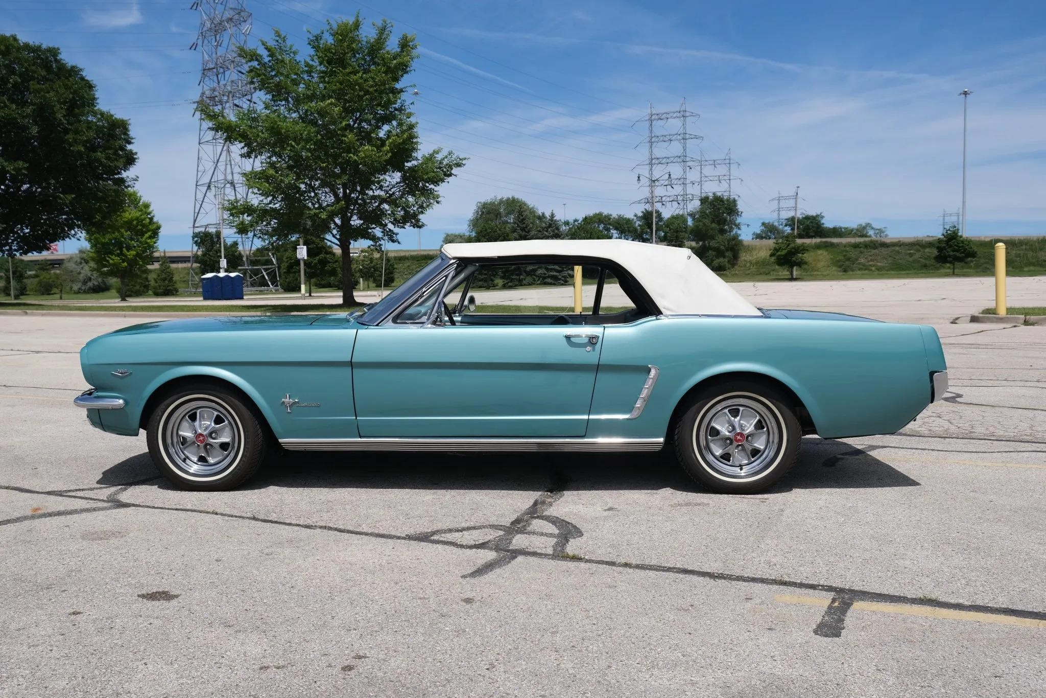 Ford Mustang 1965 in Malibu, CA