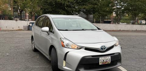 Toyota Prius v 2015
