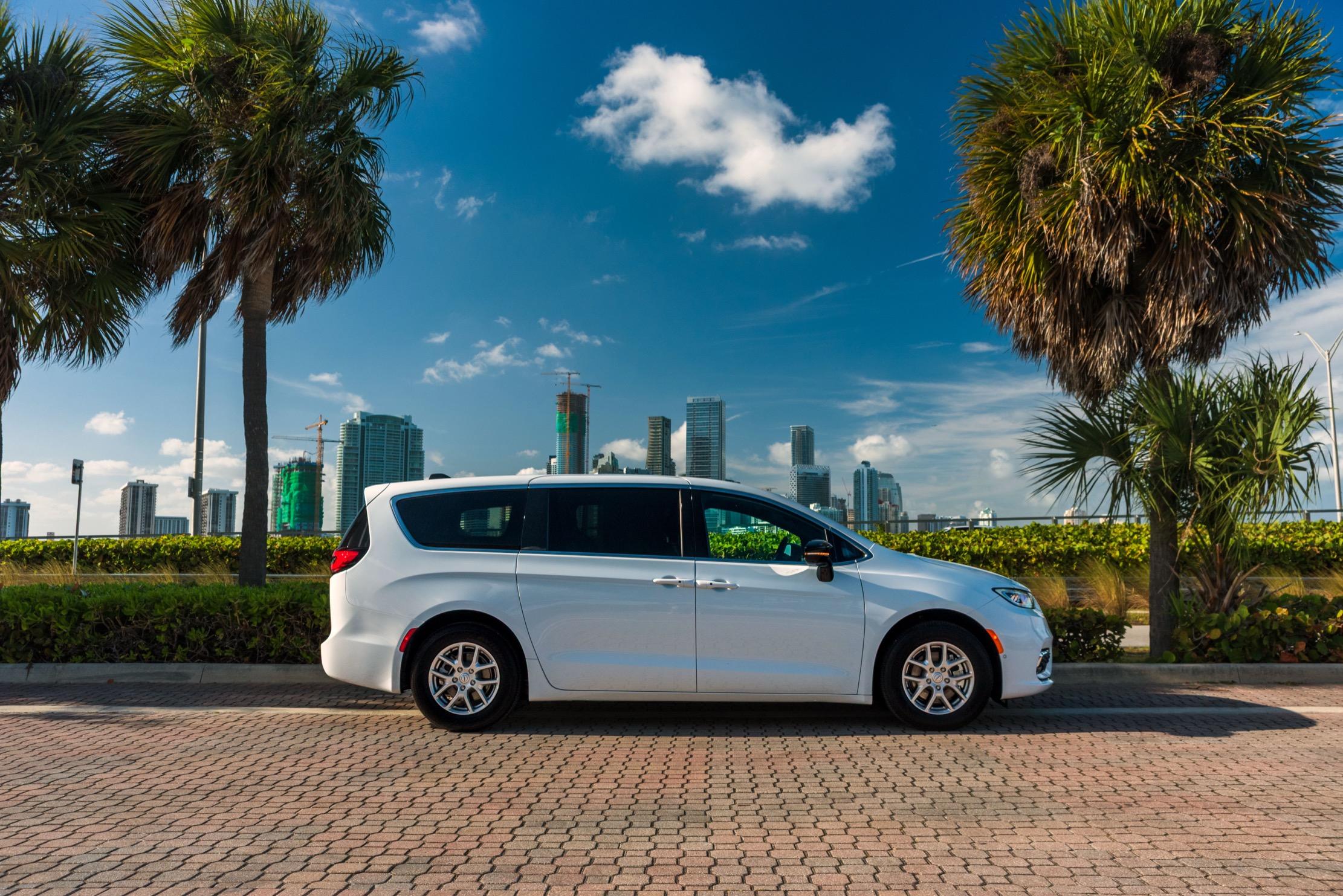Chrysler Pacifica 2026 in Hialeah, FL