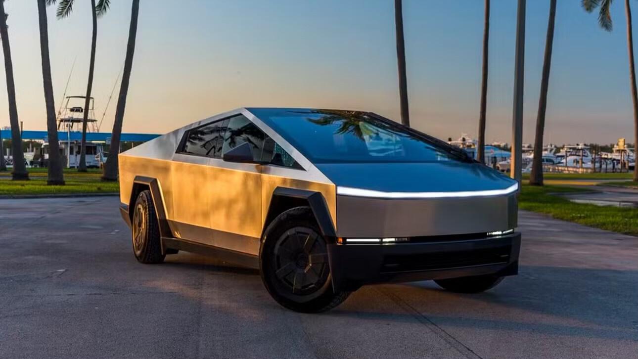 Tesla Cybertruck 2024 in Los Angeles, CA