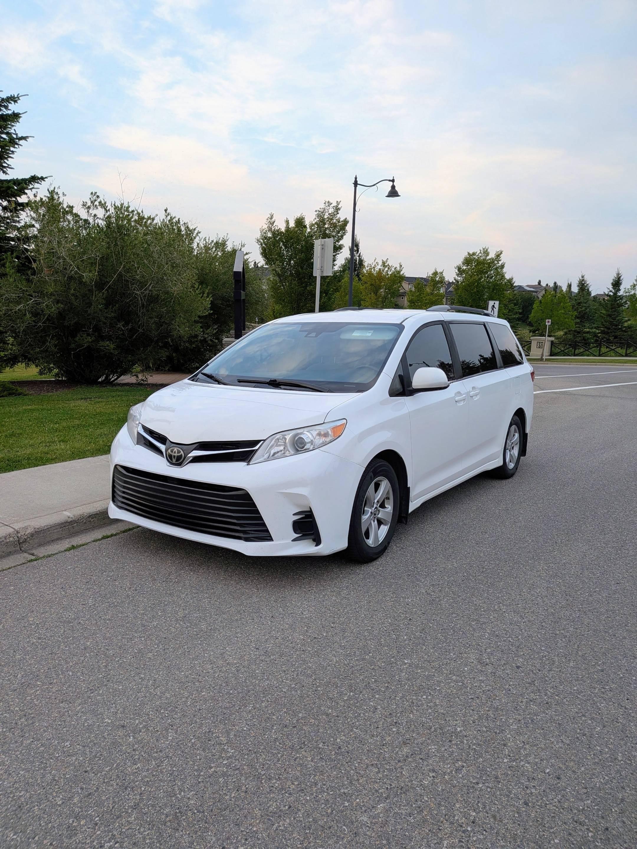 Toyota Sienna 2018 in Calgary, AB