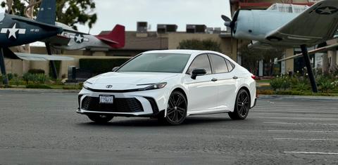 Toyota Camry Hybrid 2026