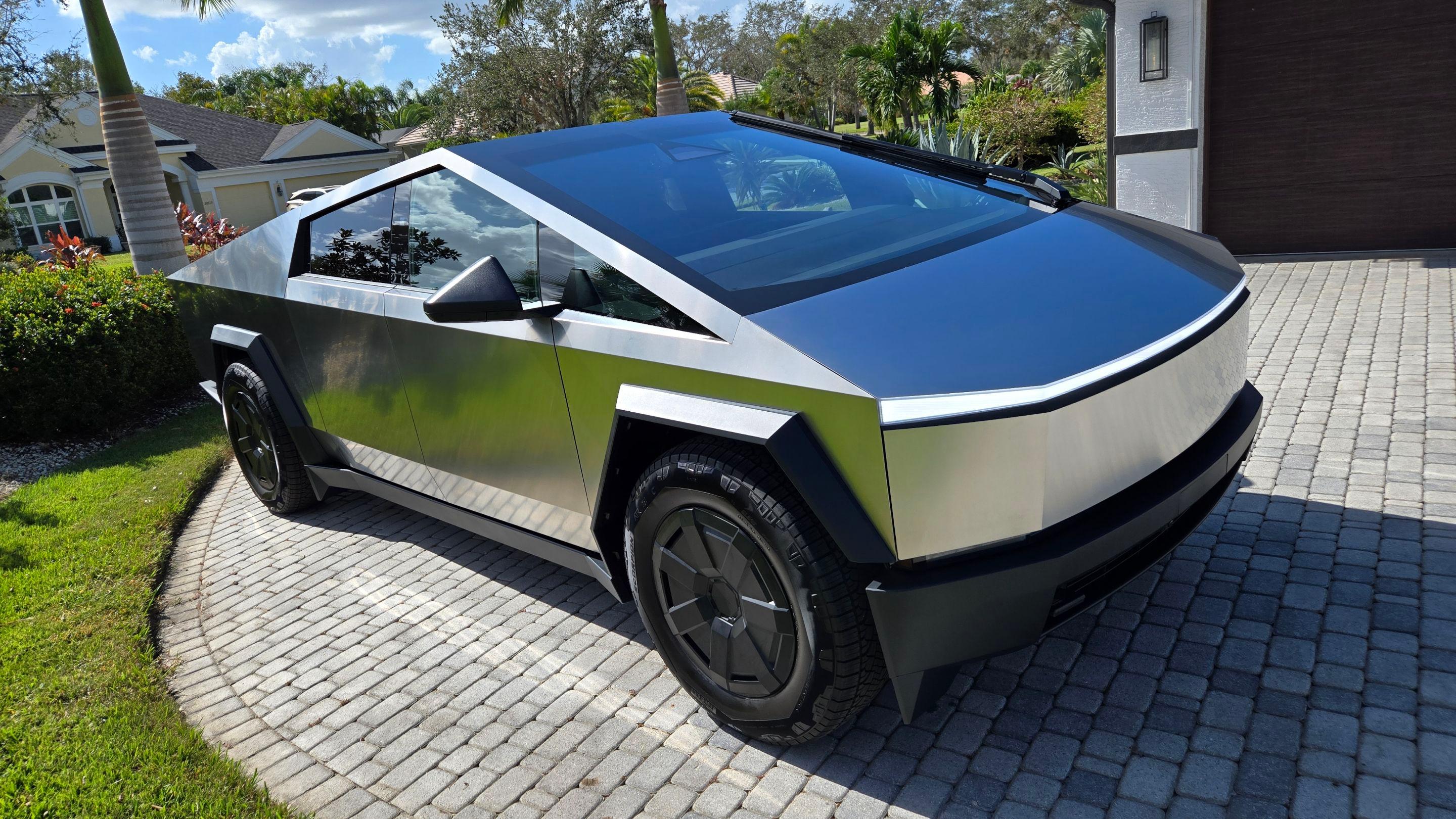 Tesla Cybertruck 2024 in Sarasota, FL