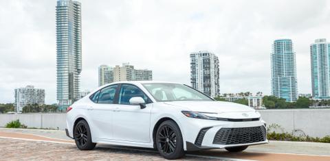 Toyota Camry Hybrid 2026