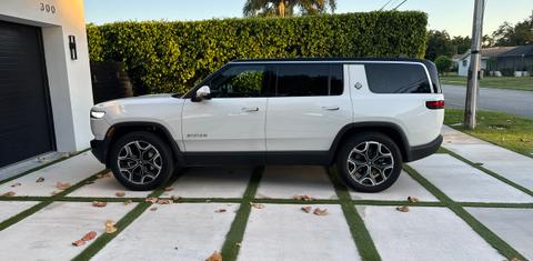 Rivian R1S 2025