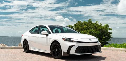 Toyota Camry Hybrid 2025