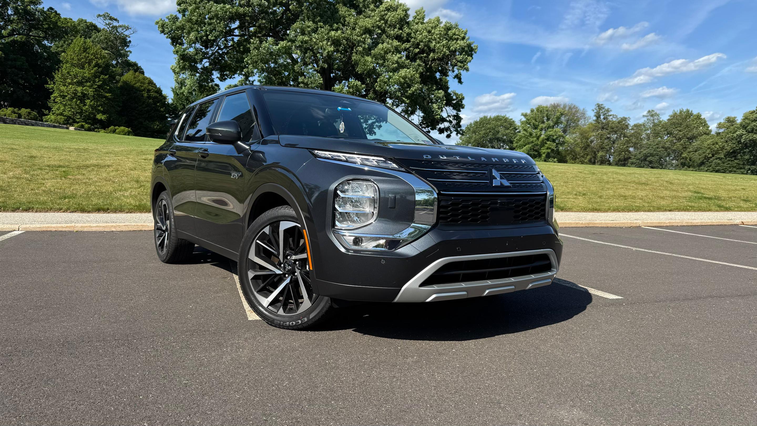 Mitsubishi Outlander Plug-In Hybrid 2025 in 