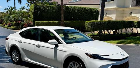 Toyota Camry Hybrid 2026