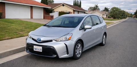 Toyota Prius v 2016