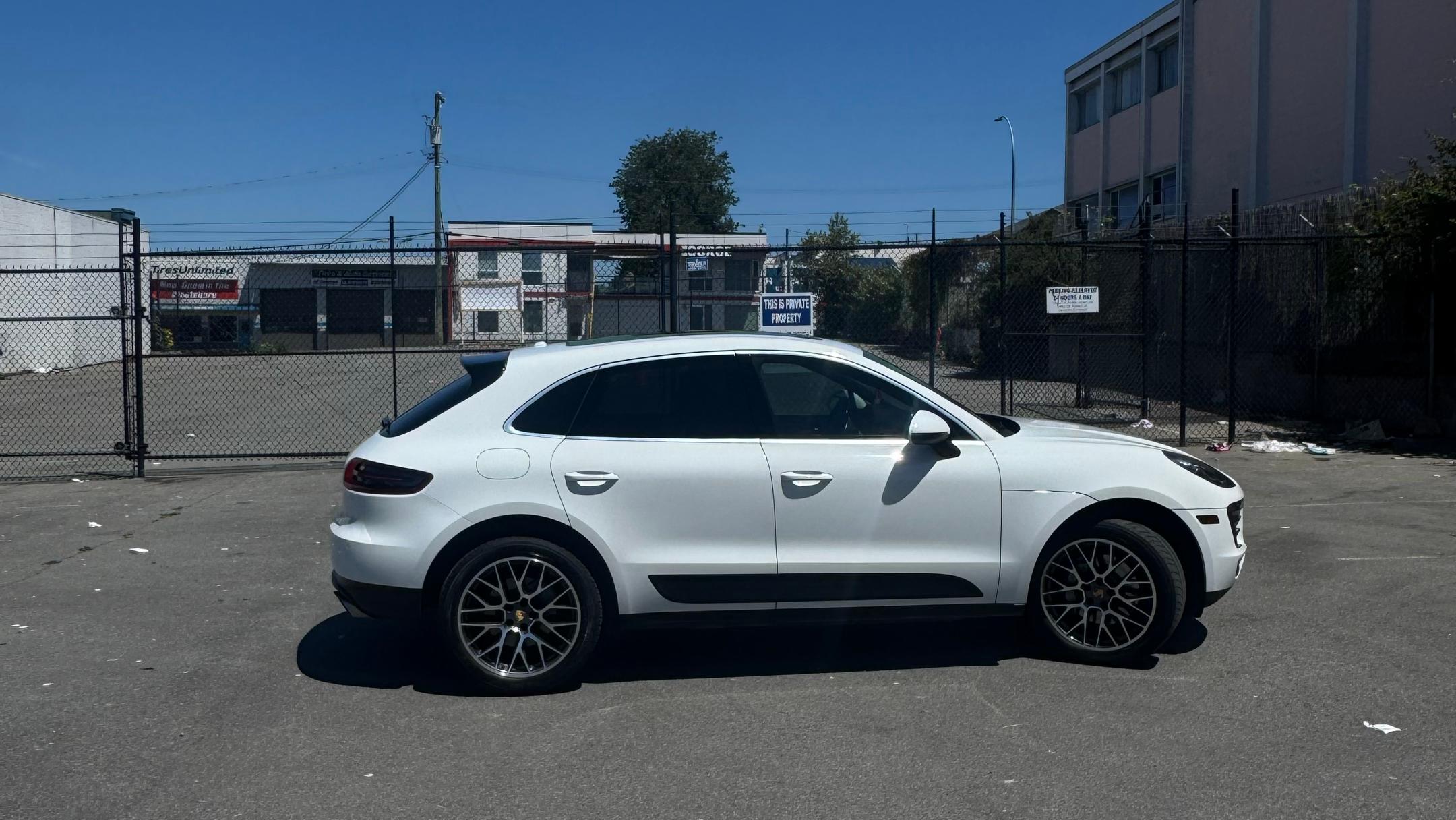 Porsche Macan 2015 in Victoria, BC