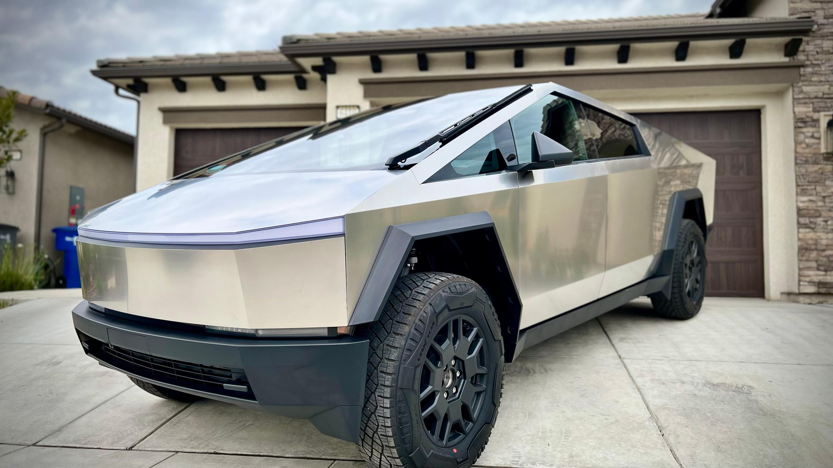 Tesla Cybertruck 2024 in Fresno, CA