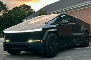 Tesla Cybertruck 2025 in Forest Park