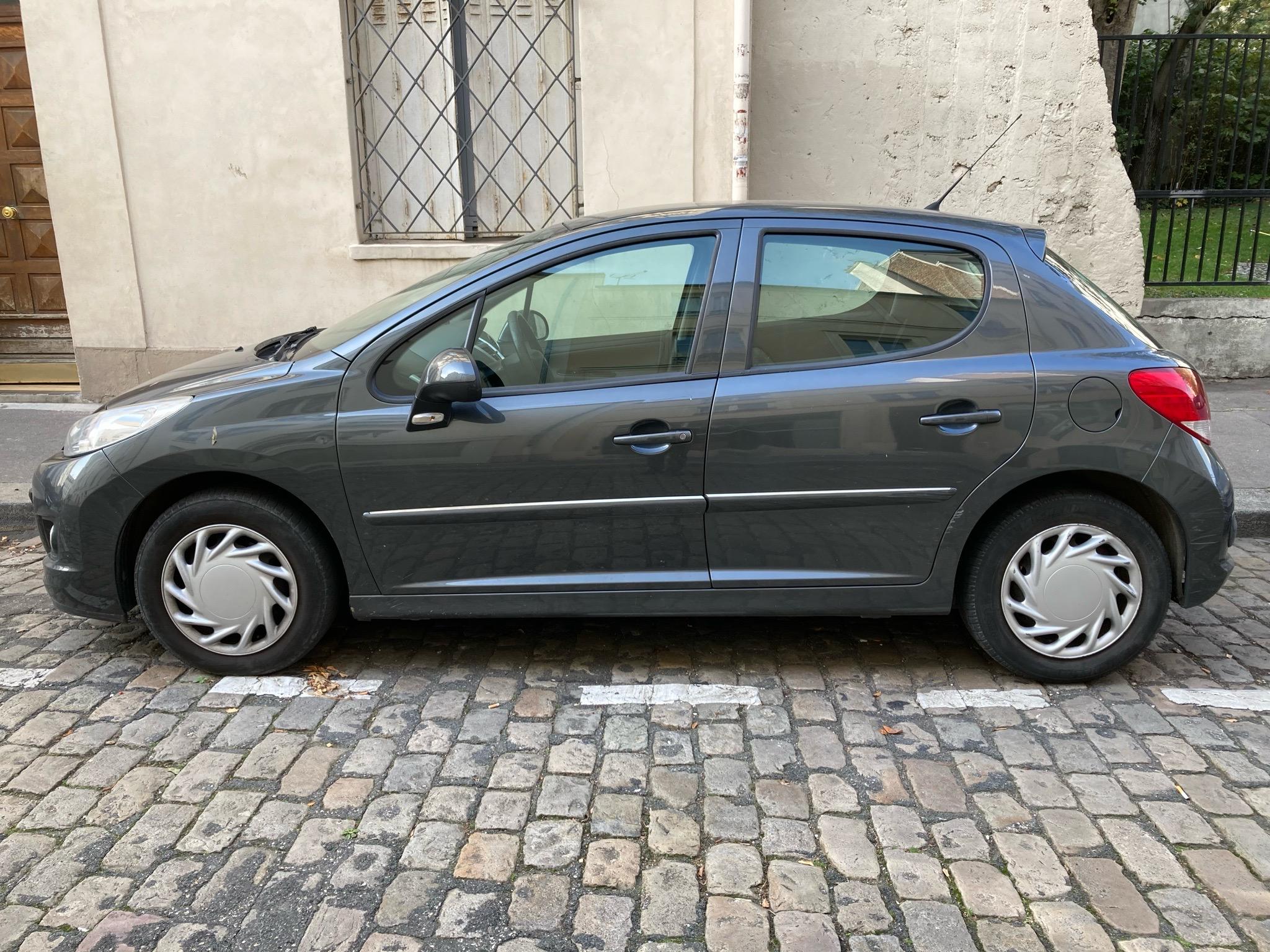 Peugeot 207 2011 à Paris